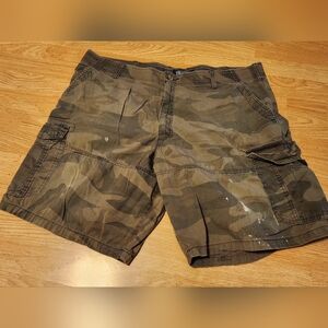 The New Ivy Brand Mens Camo Cargo Shorts Size 42